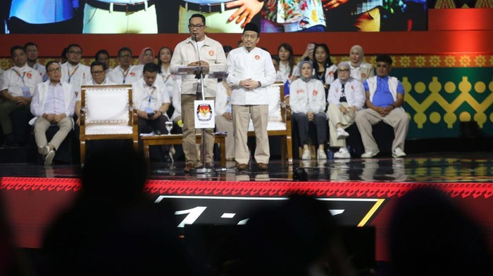 Calon Gubernur Jakarta nomor urut 2 Dharma Pongrekun kembali menyinggung terkait COVID-19 di debat kedua Pilgub Jakarta. Dharma bertanya terkait solusi Ridwan Kamil mengenai pandemi dan kaitannya dengan ekonomi di Jawa Barat.